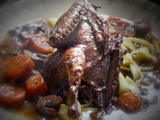 Cocotte de pigeons sauce au vin – Le plat de grand‑mère qui traverse les générations