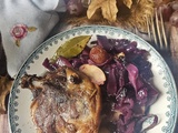 Confit de canard sur chou rouge braisé aux pommes, raisins et noix