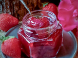 Confiture gourmande de fraises et de pétales de rose rouge