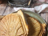 Croque-monsieur d’été au pesto, tomates juteuses & emmental