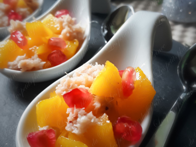 Une petite cuillère apéritive, une petite bouchée raffinée: mangue, magret  de canard, perles de balsamique,fleur de sel hibiscus - NICOLE PASSIONS