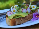 Easter Avocado Toast aux Pâquerettes
