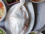 Flétan en papillote, agrumes et petits légumes : une recette légère et parfumée