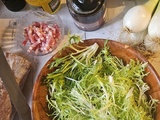 Frisée aux lardons, œuf poché et croûtons maison