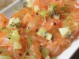 Gravlax de saumon au kiwi, baies roses et aneth : fraîcheur nordique