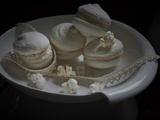Macarons blancs au pop corn : une bouchée monochrome et régressive