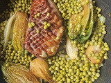 Magret de canard aux petits pois, oignons cébettes & sucrines braisées