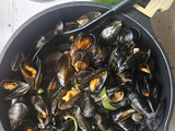 ️ Moules à la basquaise revisitée : Pimientos de Padron, Bayonne & soleil en cocotte
