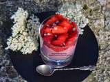 Mousse aux fraises aux fleurs de sureau du jardin