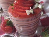 Mousse aux fraises et fleurs d'acacia : un dessert printanier tout en douceur