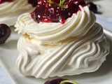 Pavlovas individuelles à la compotée de cerises noires & estragon