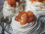 Pavlovas légères à la compotée d'abricots & thym