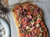 Pinsa au magret séché du Gers, tomate & champignons : la pizza rustique aux saveurs du Sud-Ouest