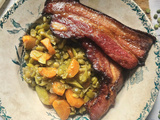 Poêlée de pois cassés aux carottes et poireaux crayons, servie avec du lard grillé