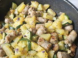 Poêlée rustique aux pommes de terre, courgettes et chipolatas, parfumée au serpolet sauvage