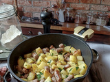 Poêlée Rustique de Pommes de Terre Sautées et Chipolatas : Un Délice Convivial pour Toute la Famille