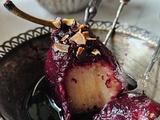 Poire pochée au vin rouge épicé, amandes torréfiées & sirop réduit