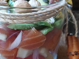 Salad jar au saumon mariné, avocat, tomate, concombre et graines variées
