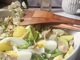 Salade de pommes de terre, œufs, avocat, fèves et poulet rôti
