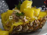 Salade de riz exotique en coque d'ananas