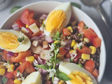 Salade fraîcheur après piscine : lentilles, maïs, œufs durs & basilic du jardin