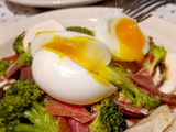 Salade hivernale de brocolis, jambon de pays, champignons et œufs mollets