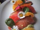 Salade printanière avocat, agrumes, saumon mariné et pâquerettes