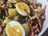 Salade tiède de haricots verts, œufs mollets et lardons croustillants