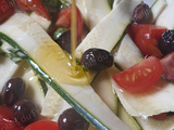 Salade toute simples de courgettes crues au basilic