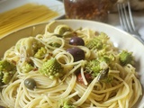 Spaghettis au chou romanesco, anchois, olives et câpres