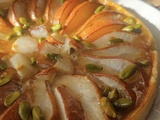 Tarte amandine aux poires, caramel beurre salé & pistaches : un dessert d’automne irrésistible