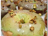 Donuts cuits au four, glaçage pistache