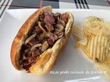 Hot dog au smoked meat, cheddar et confiture de bleuets