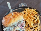 Sandwichs au poulet barbecue, salade de chou crémeuse à la pomme