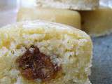 Gâteaux de semoule fourrés à la pâte de dattes, miel, amande et fleur d'oranger