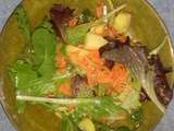 Salade composée (jeunes pousses, carottes râpées et pommes de terre)