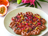 Gaufres au chocolat, fruit de la passion et framboises