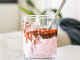 Pudding de chia gourmand aux framboises et chocolat