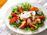 Salade d’été à la pêche et burrata