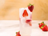 Cocktail sans alcool au sureau et à la fraise