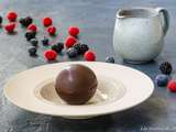 Sphères de chocolat aux fruits rouges et litchi
