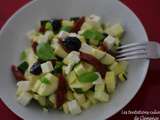 Salade de courgettes crues, feta, tomates confites, olives et basilic
