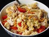 Salade de pâtes au chou-fleur rôti, poulet, tomates cerises