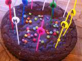 Gâteau au chocolat noir 85 % équitable aux brisures de cakes au chocolat individuels et smarties