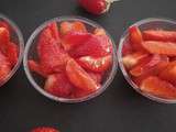 Petites coupelles de fraises au sirop de basilic arrosées de Muscat de Lunel