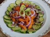 Salade aux abricots concombre locaux avec sa petite sauce aux échalotes et oignons rouges fleurs de cbd et à l'huile de chanvre