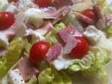 Salade fraîcheur au rôtis de porc froid à la sauge de Gallician tomates cerises mozza et copeaux de parmesan