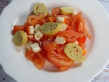 Salade de tomates, surimi et petits croûtons