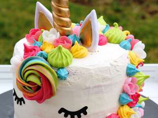 Rainbow cake licorne et ses meringues multicolores