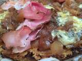 Galette de chou-fleur (ou pizza tendance) au confit d'oignons, jambon et fourme d'Ambert